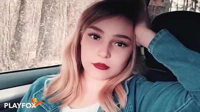 Sexy Babe saugt freudig an Rabattkarte