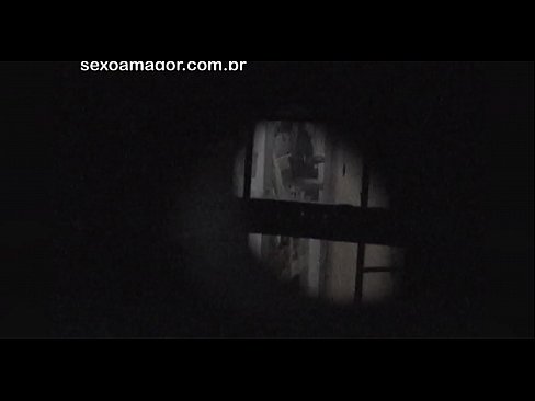 ❤️ Blondie wird heimlich von einem Voyeur aus der Nachbarschaft gefilmt, der sich hinter Hohlblocksteinen versteckt Fucking video bei uns ﹏