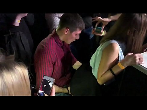 ❤️ Echter Sex in einem russischen Nachtclub. 18-jährige russische Mädchen in den Anus und Vagina gefickt in einem Nachtclub Fucking video bei uns ﹏