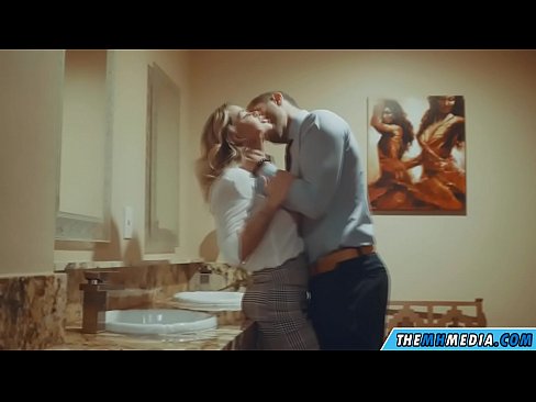❤️ Wenn eine vollbusige Blondine dich in einer öffentlichen Toilette verführt Fucking video bei uns ﹏